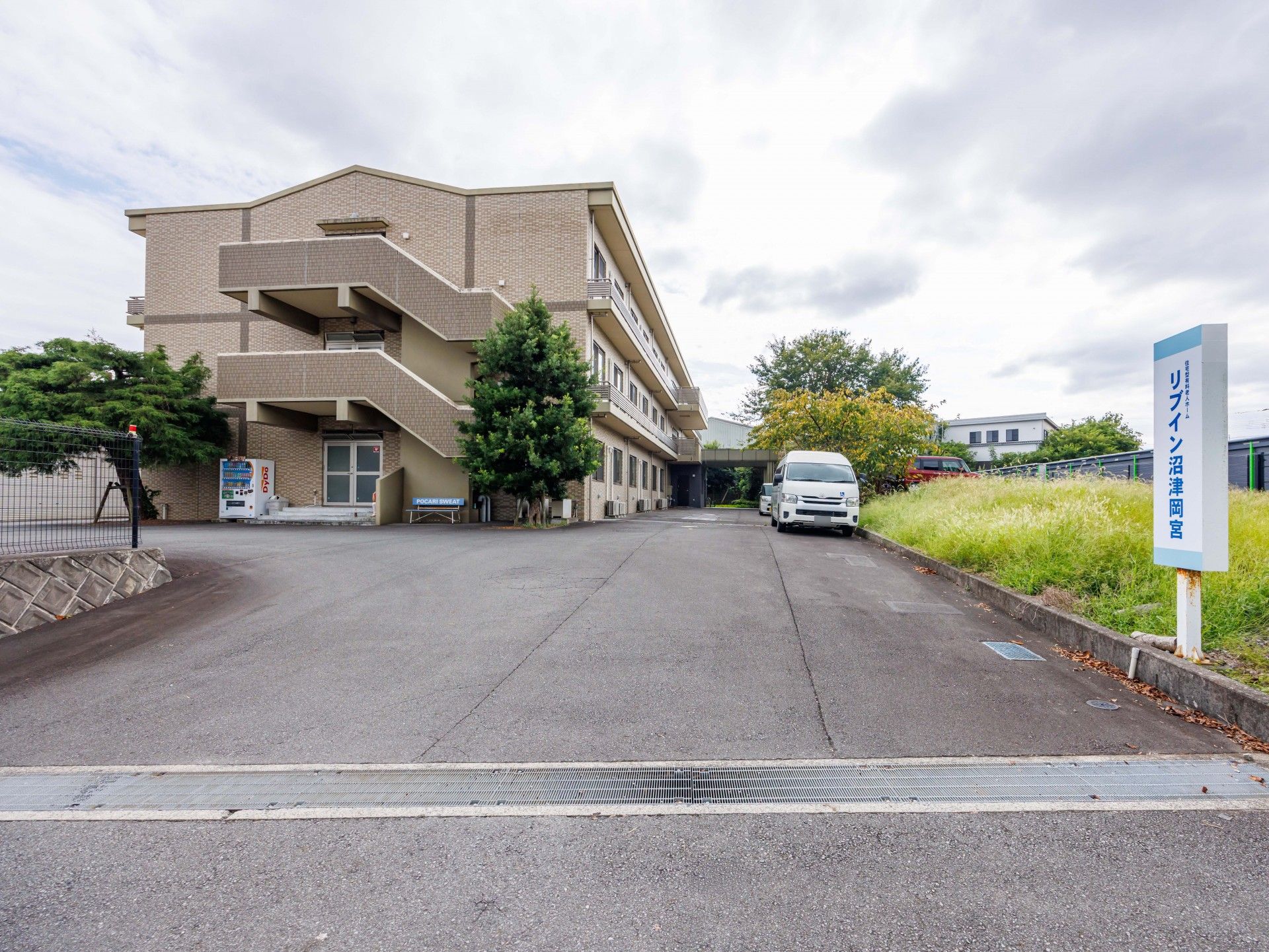 建物の外観と駐車場