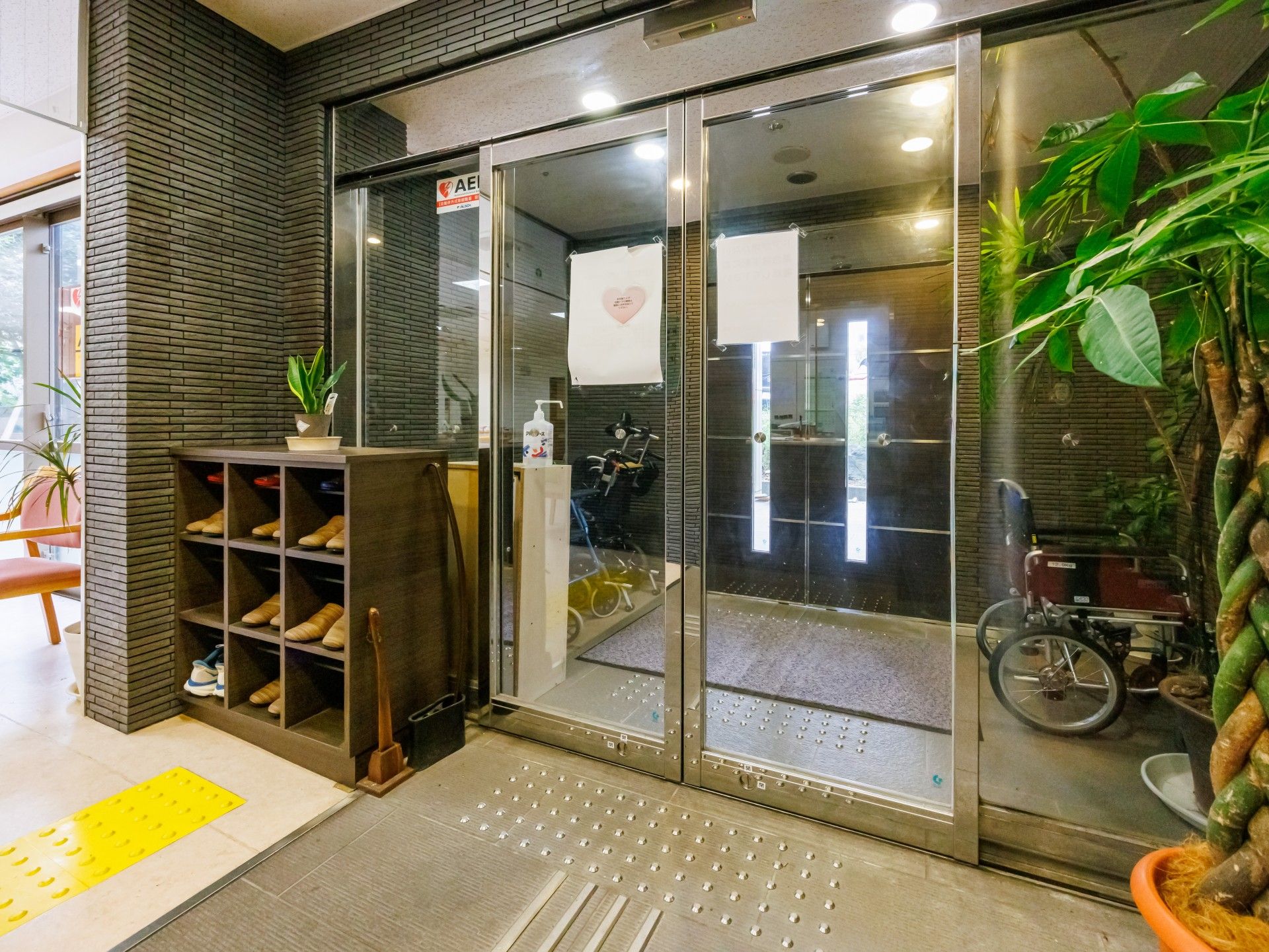 ガラス扉のあるエントランス