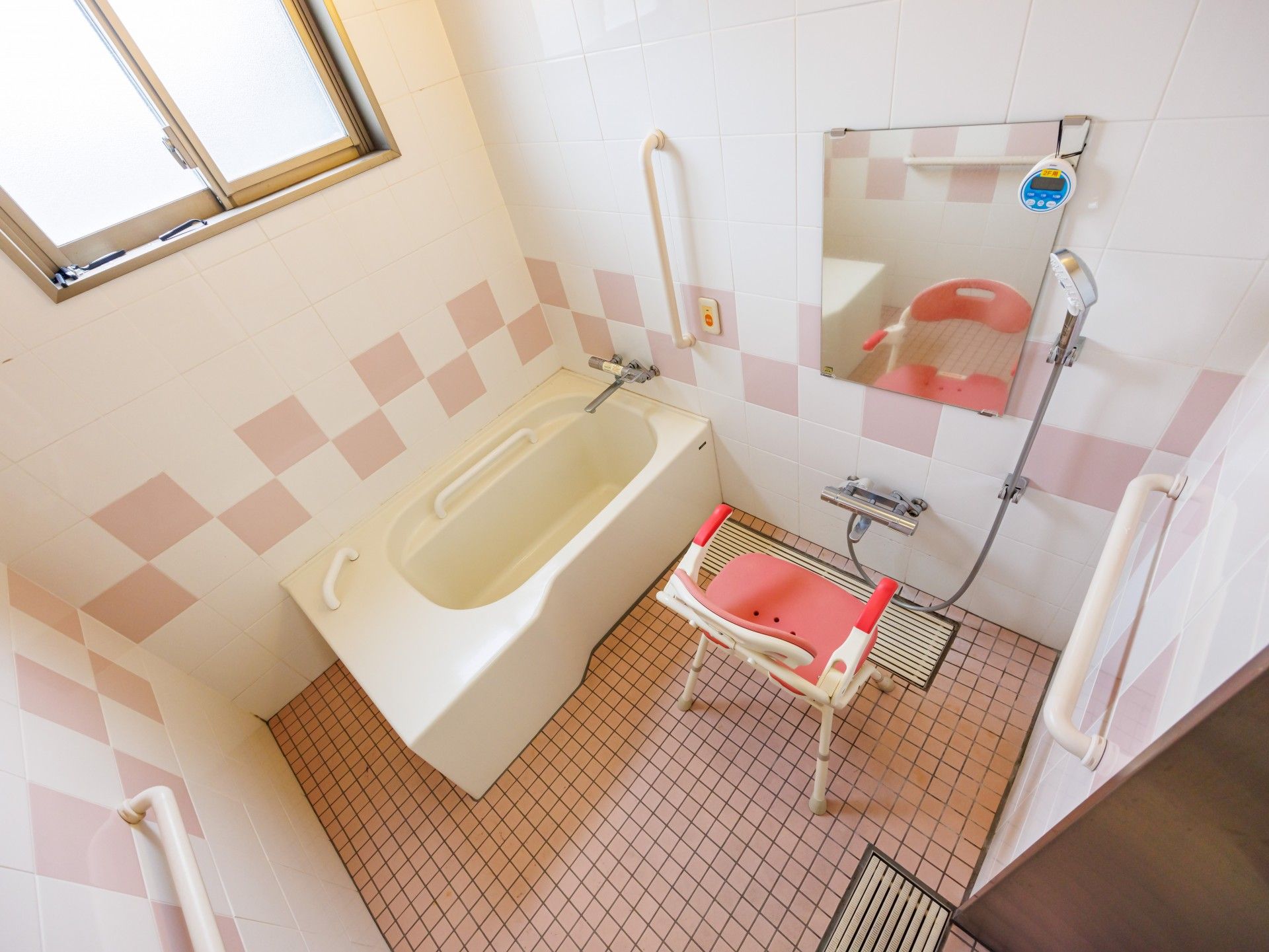 手すり付きの浴室