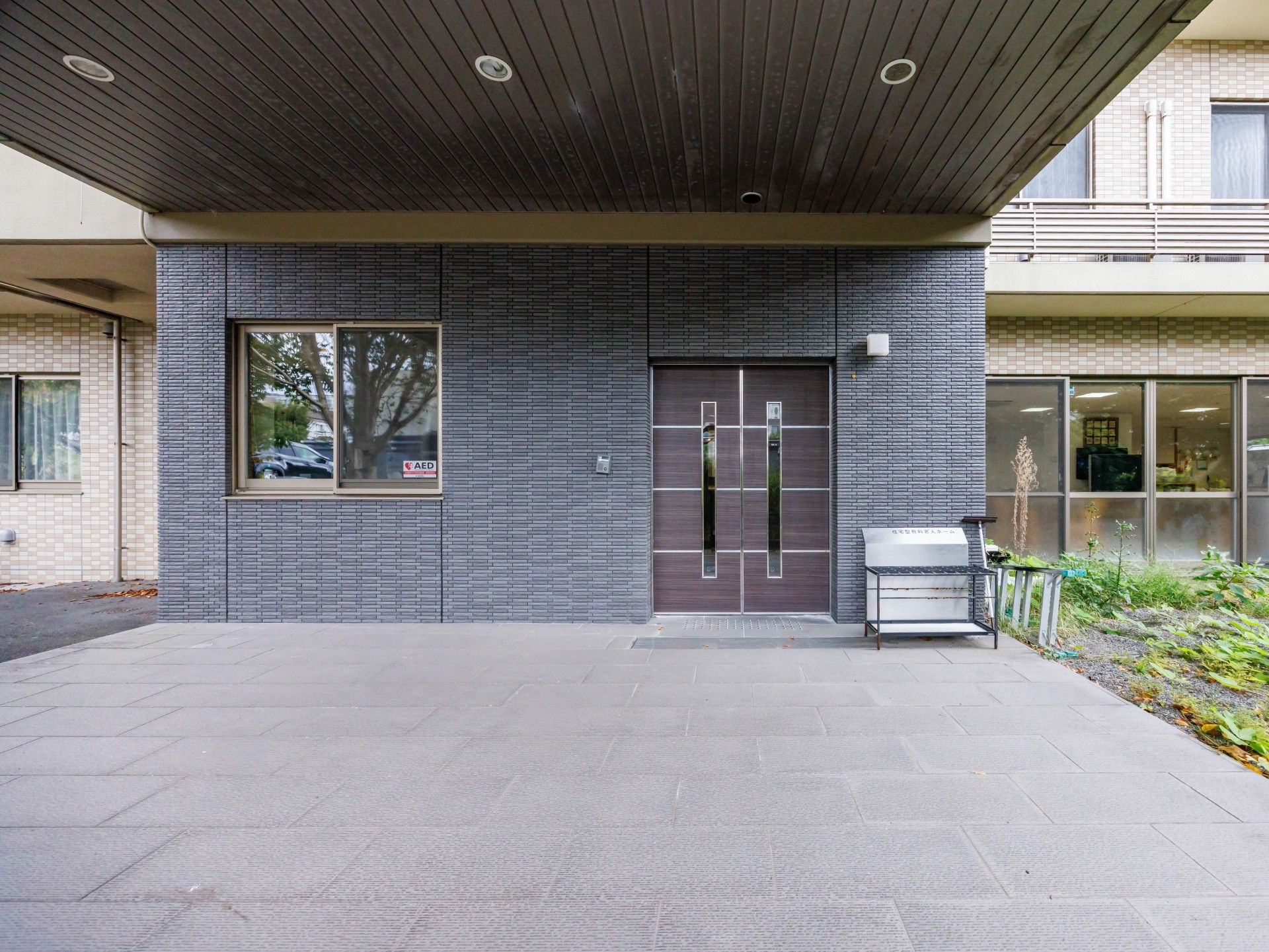 落ち着いた玄関の外観