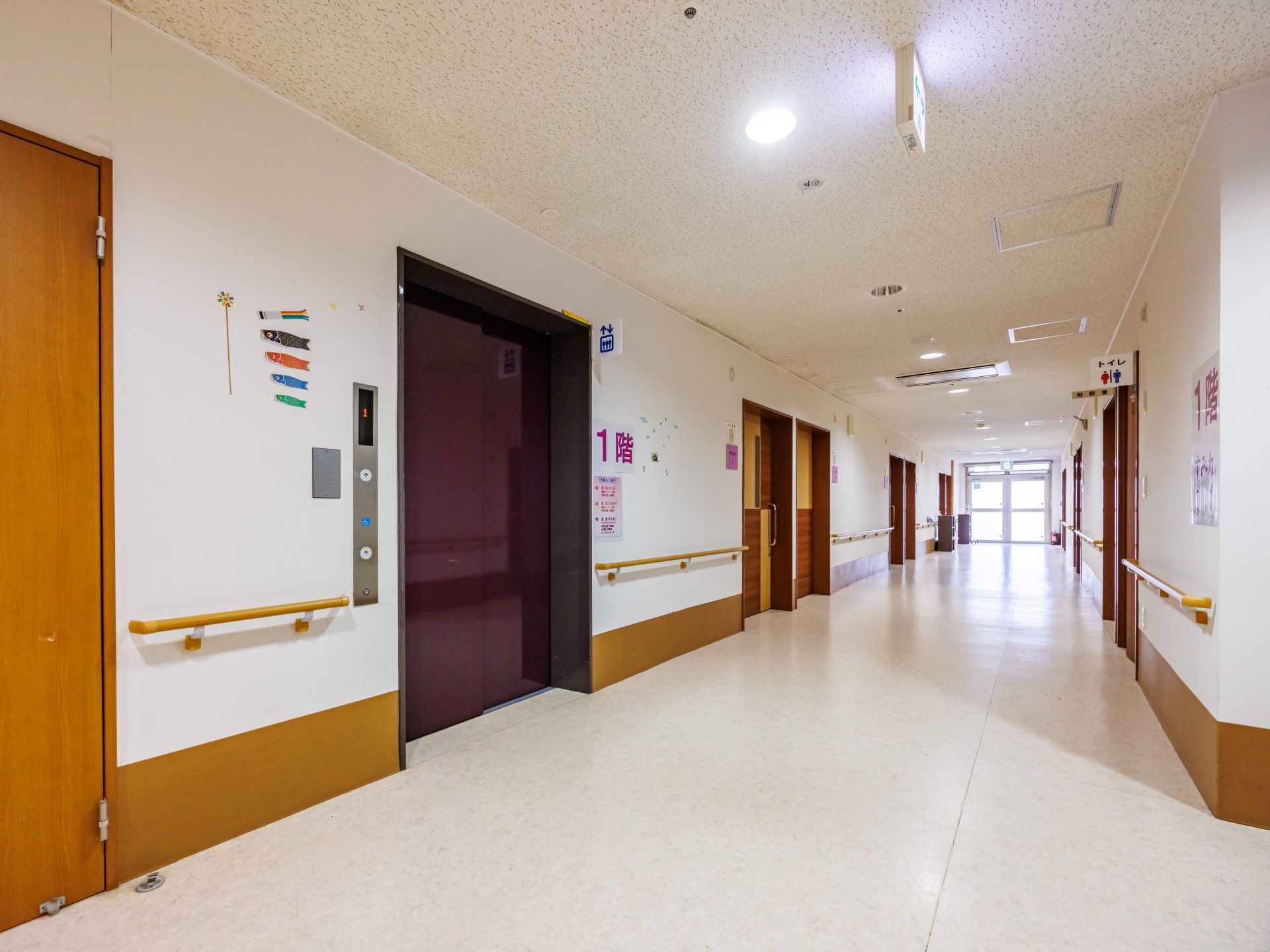 明るい廊下とエレベーター