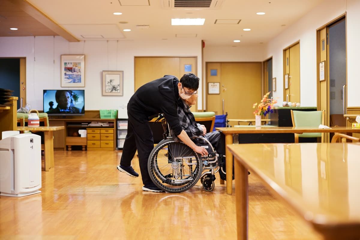 車椅子の方とスタッフ