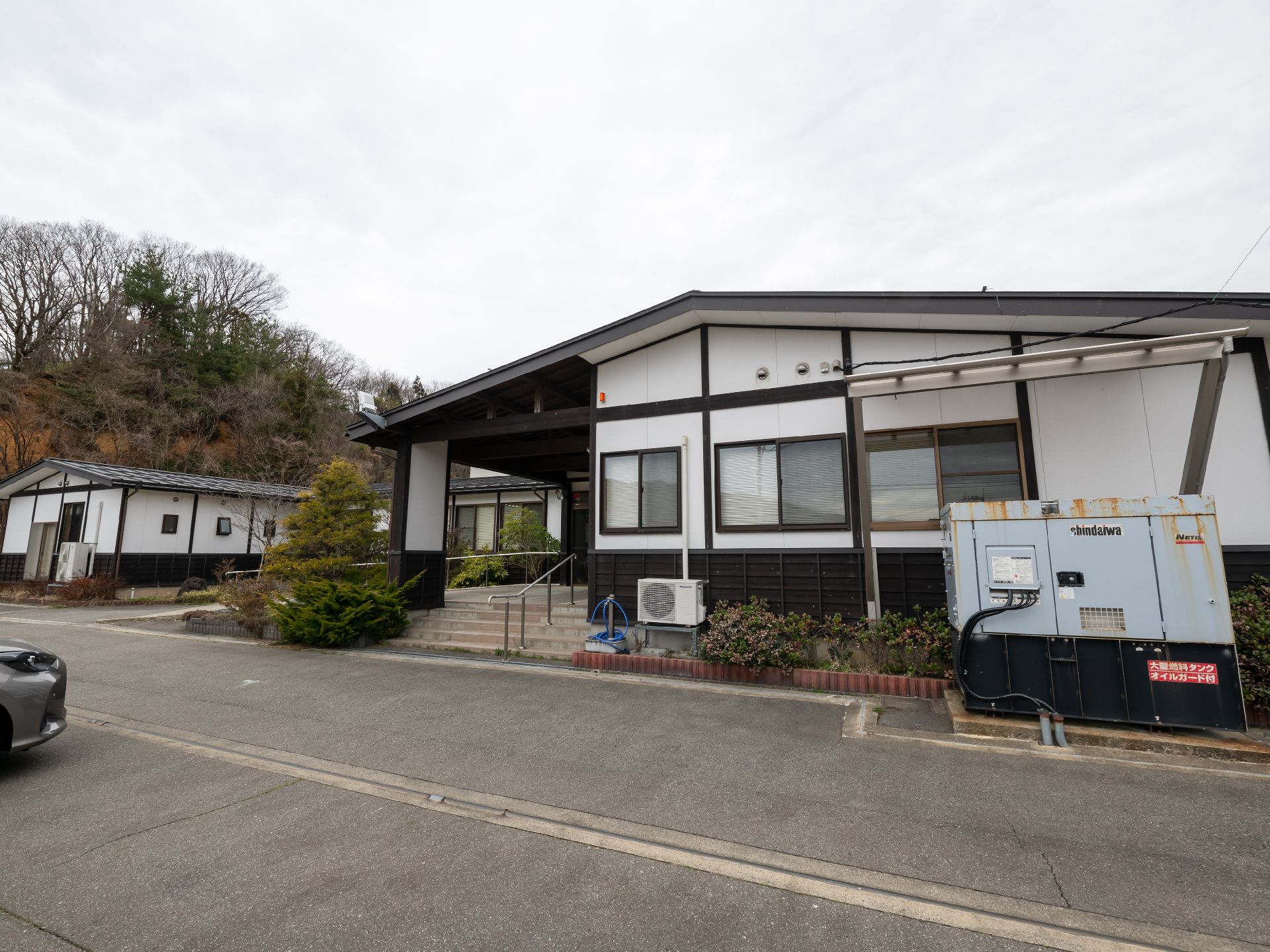 自然豊かな場所に建つ住宅型有料老人ホームの外観