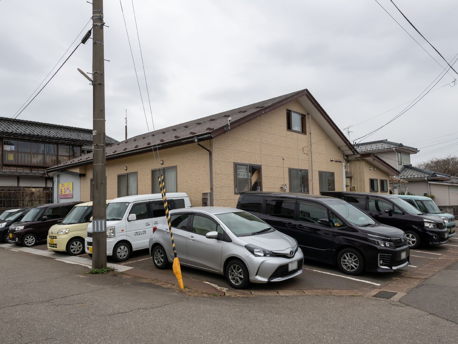 車椅子の人でも楽に移動できるように段差を排除した介護施設の外観