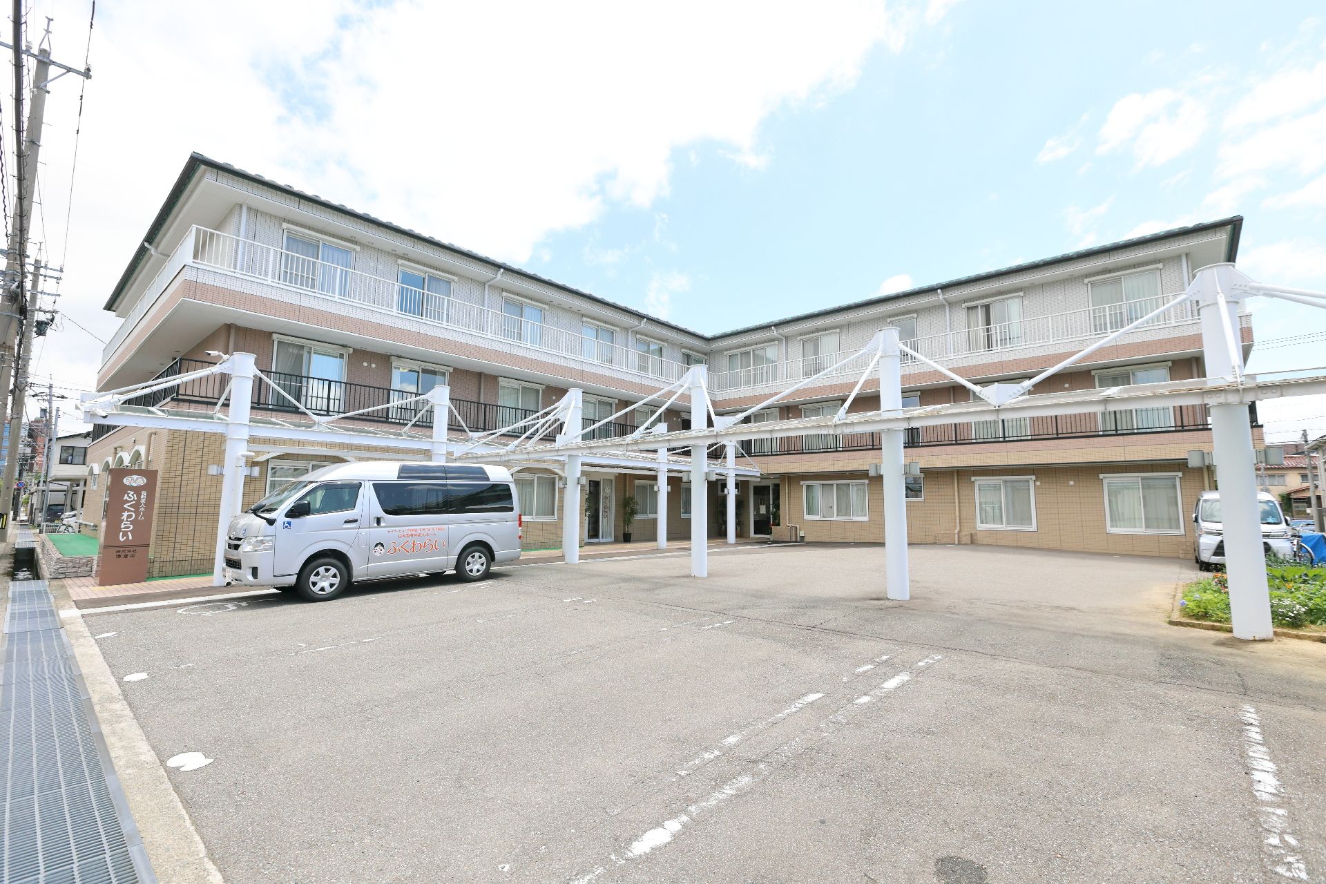 近隣に駐車場が設置されている施設全体の外観