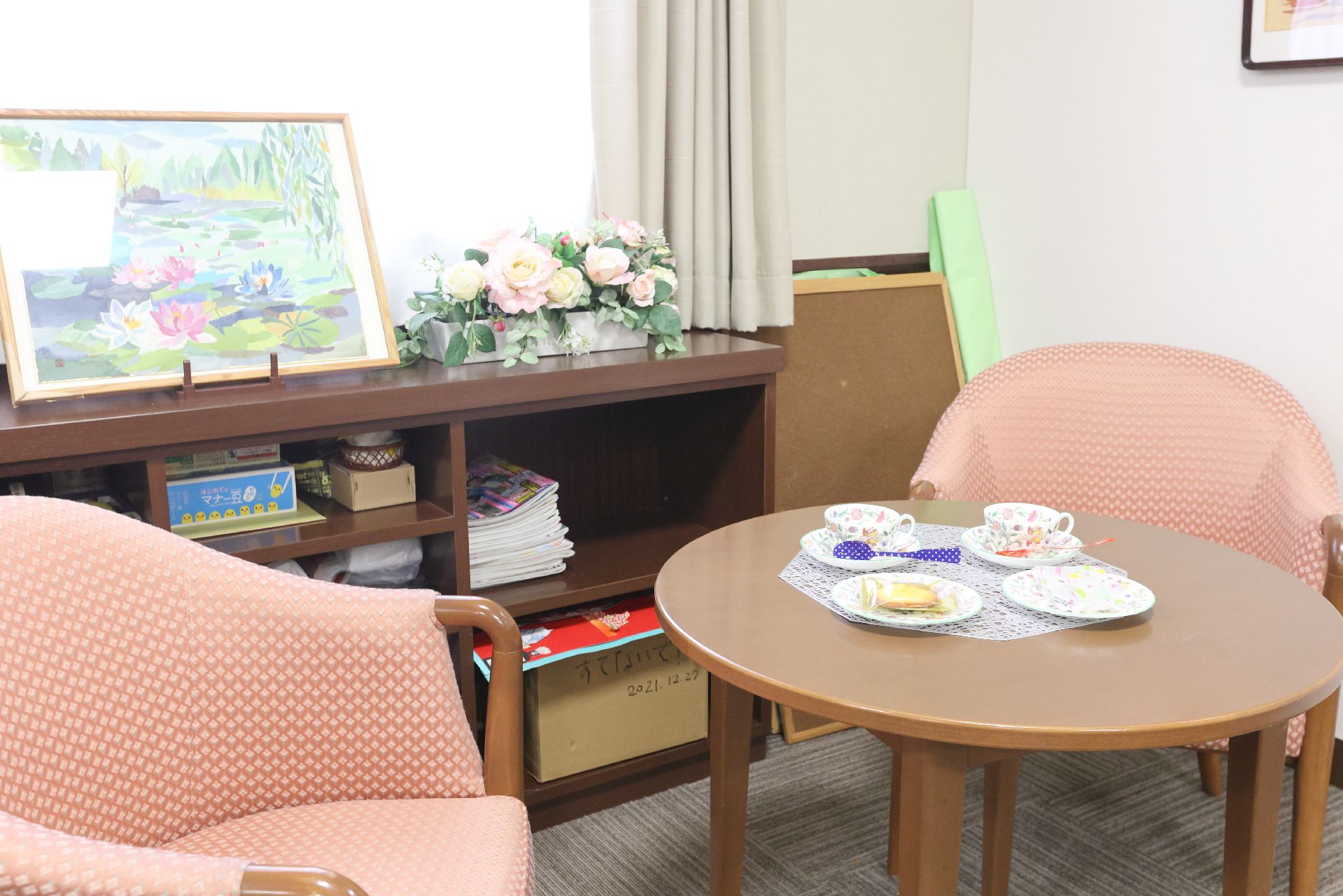 テーブルをはさんで椅子が設置されている共有スペース