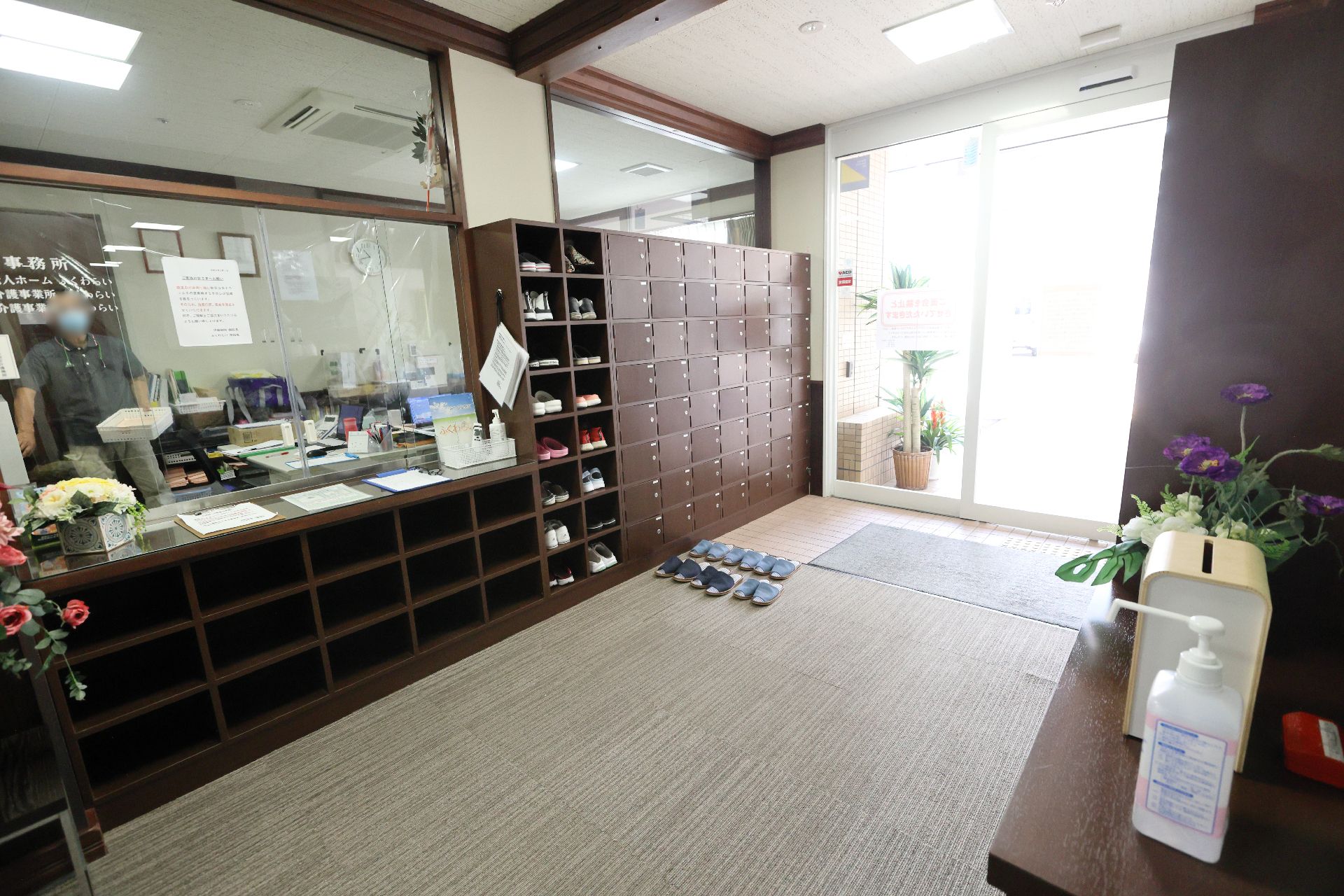 自動ドアで段差ができる限り解消され、車椅子の方でも出入りしやすい玄関