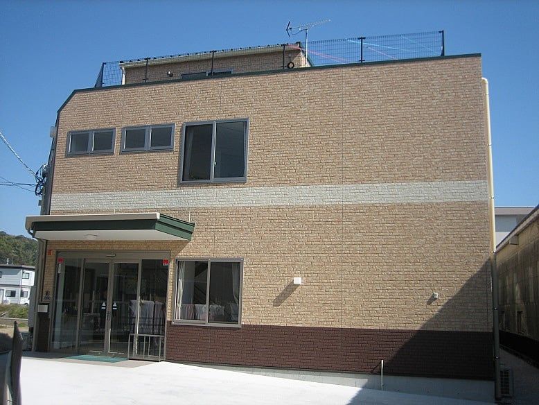 明るく清潔な建物外観