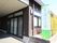 建物の横側に花壇を設け、植栽を取り入れている。道路からすぐに目に留まる位置に、縦長の大きな看板を掲げている。