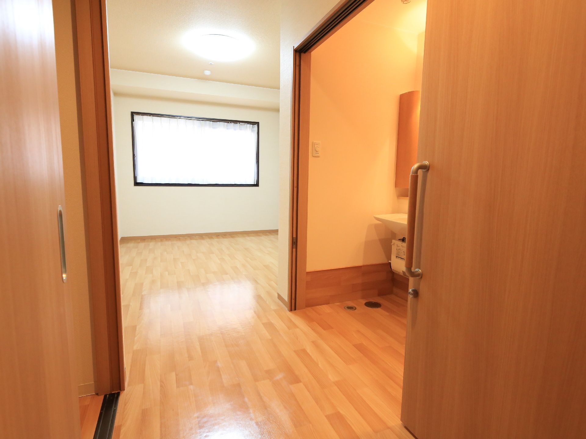 横開きドアの広いトイレとクローゼットがあるワンルーム