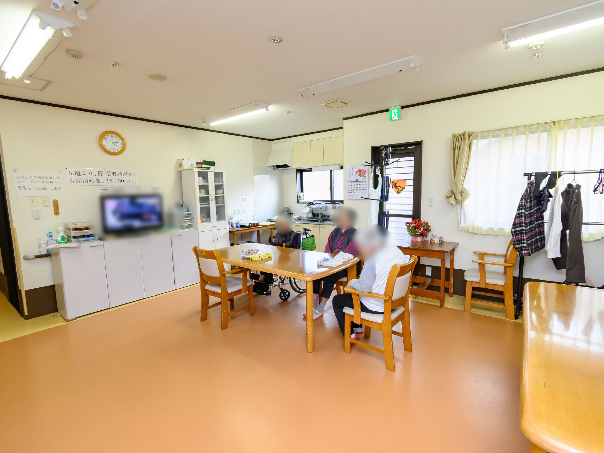 テーブルをはさんで椅子が多く設置されている共有スペース