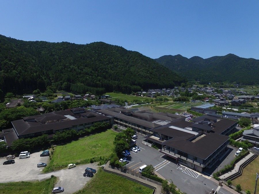 緑に囲まれた施設全景