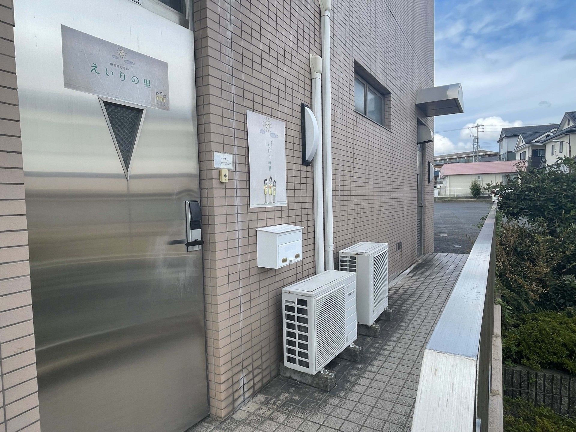 スロープが設置された玄関前