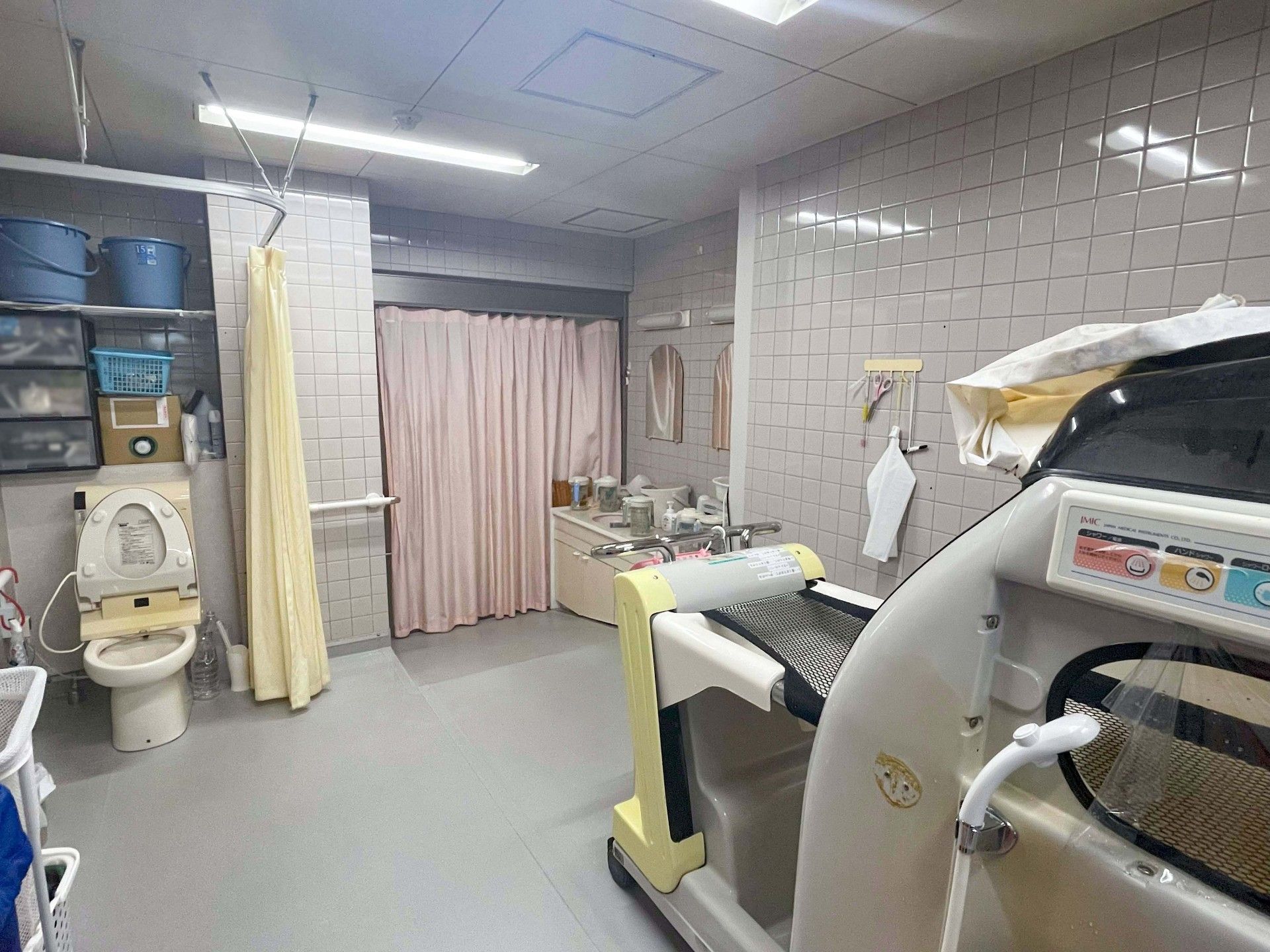 介護用の機器が設置された浴室