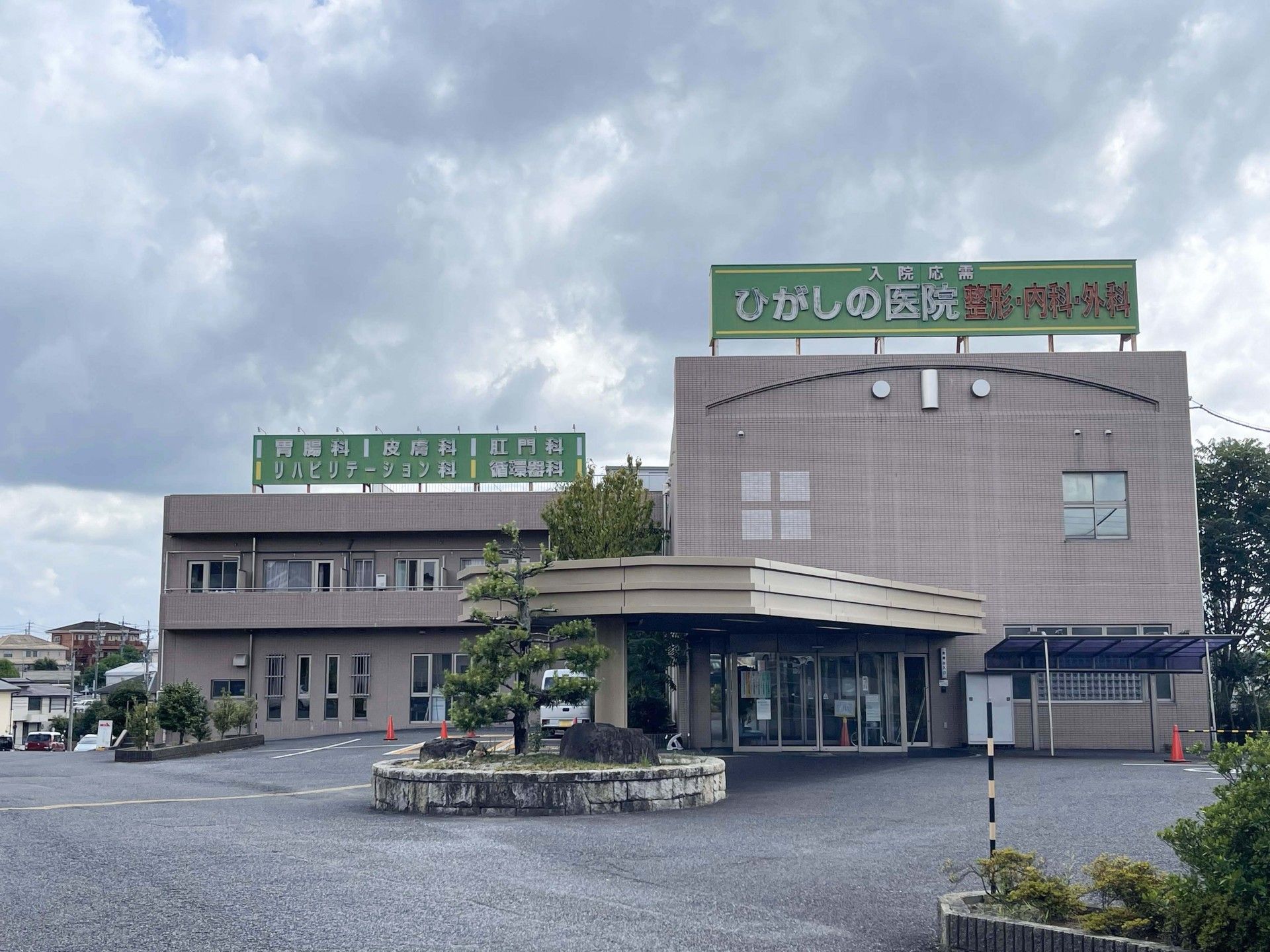 2階建ての茶色い建物