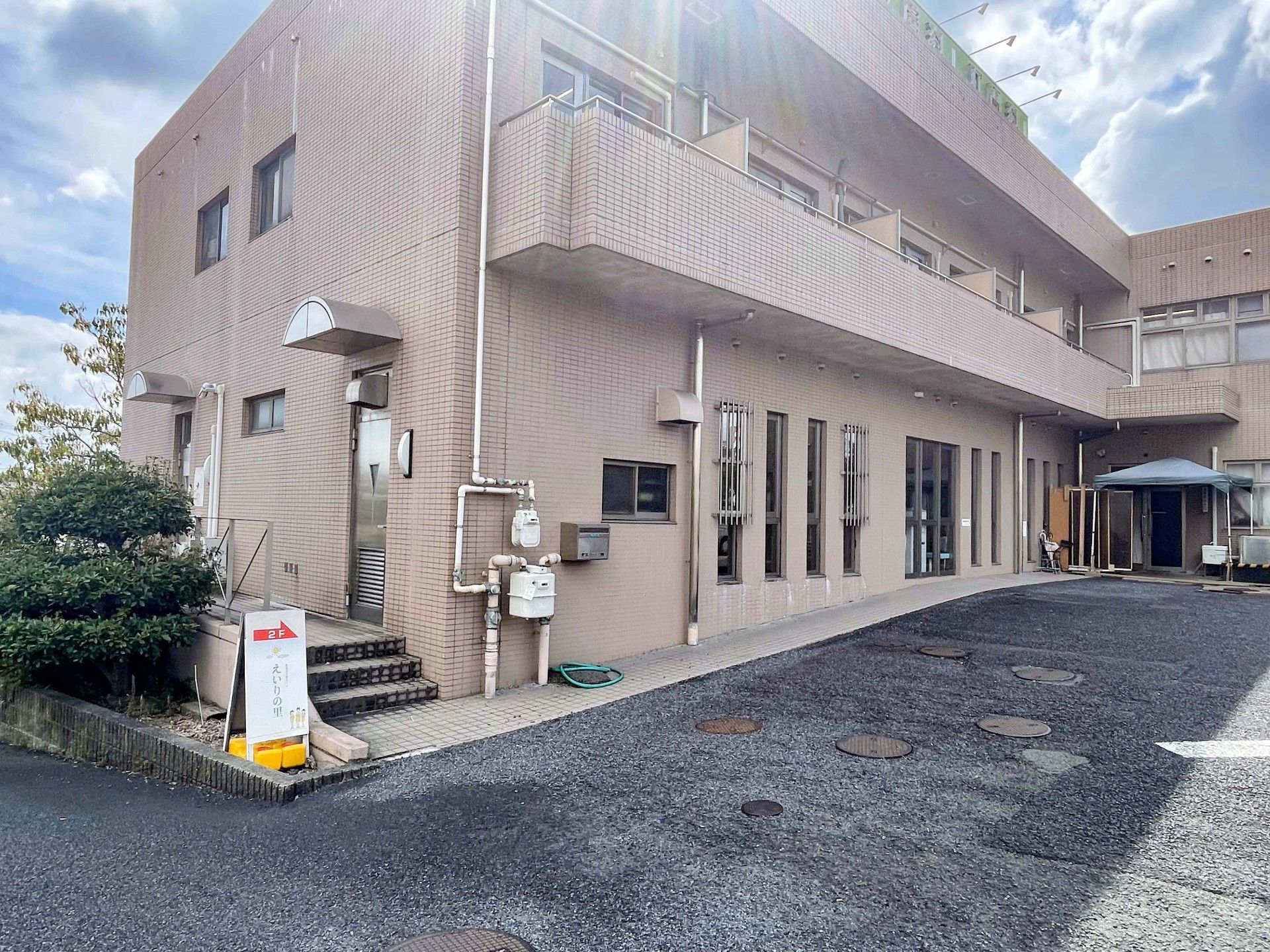 2階建ての茶色い建物