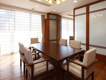 大きな窓が付き明るいフローリングの部屋には６人掛けのテーブルセットが置かれている。