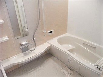 一般の家庭と変わらないサイズの浴槽の近くにはシャワーや手すりも設置されている。