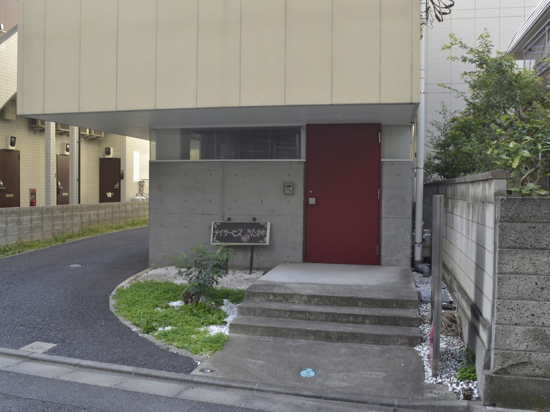 赤い扉のエントランス