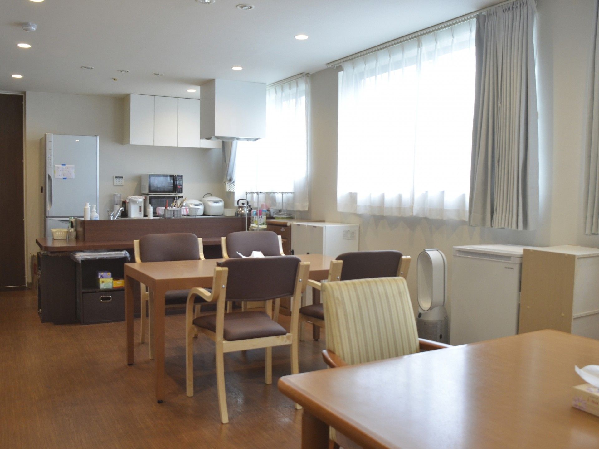 明るいキッチンと食卓