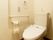 トイレには手すりが設置され、タオル掛けや呼び出しボタンも設置されている。