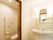 トイレと洗面所の間に段差はなく、洗面所には大きな収納や鏡、トイレには手すりが付いている。