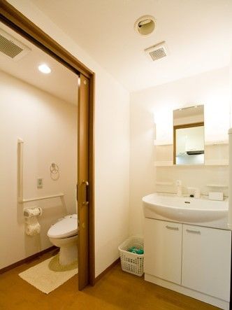 右側には洗面所があり、左側にはトイレがあり、スライド式のドアで仕切られている。洗面所は収納も多い。
