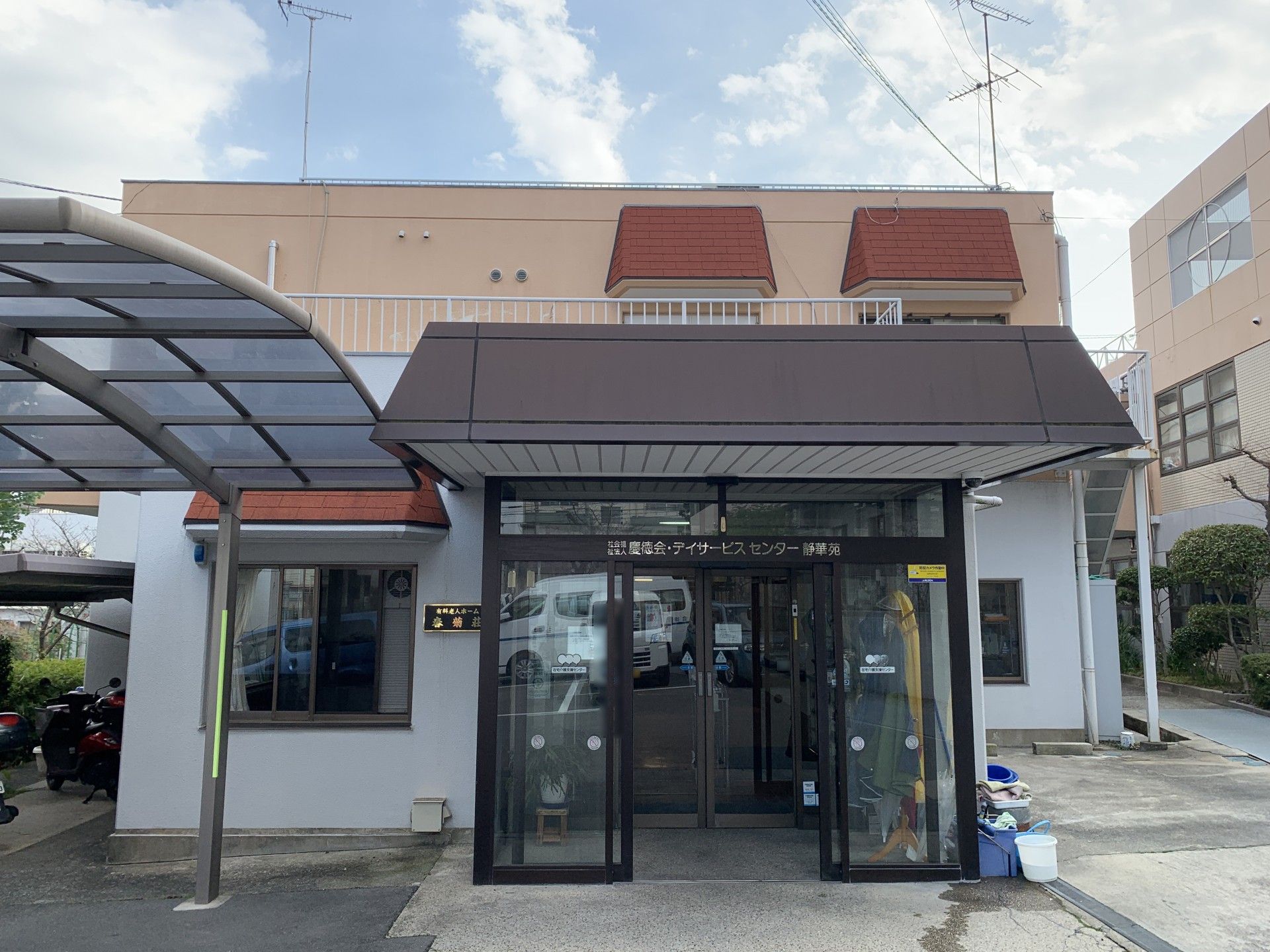 入り口のある建物正面