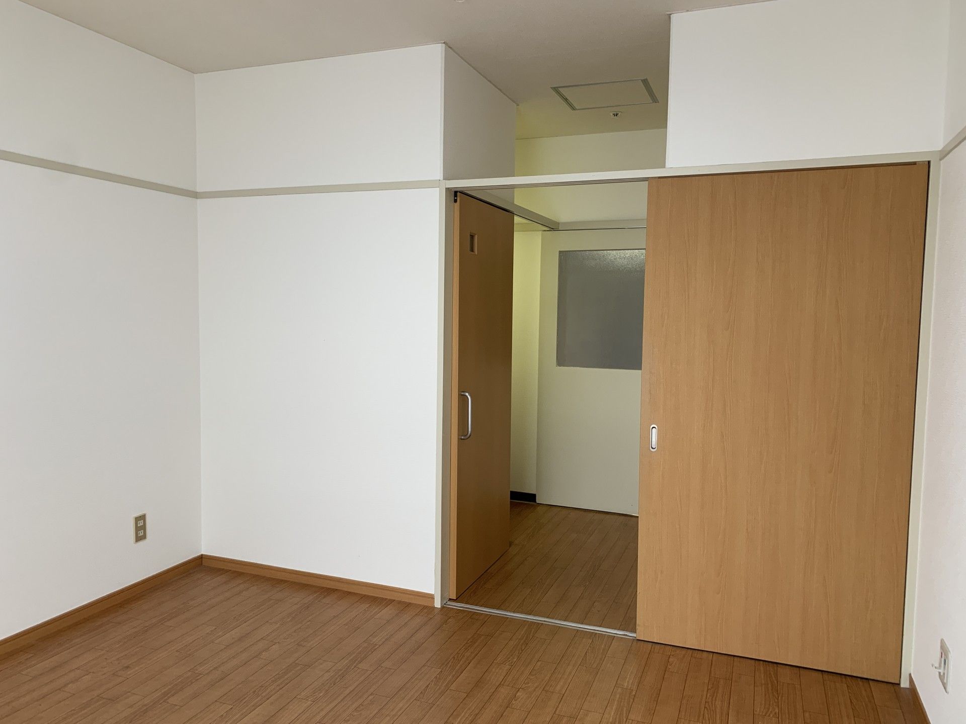 ゆったりとした居室の入口