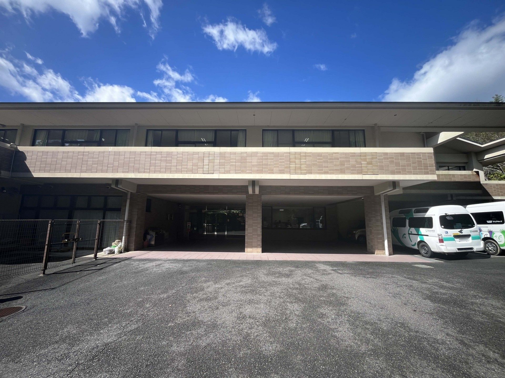 広いエントランスの建物