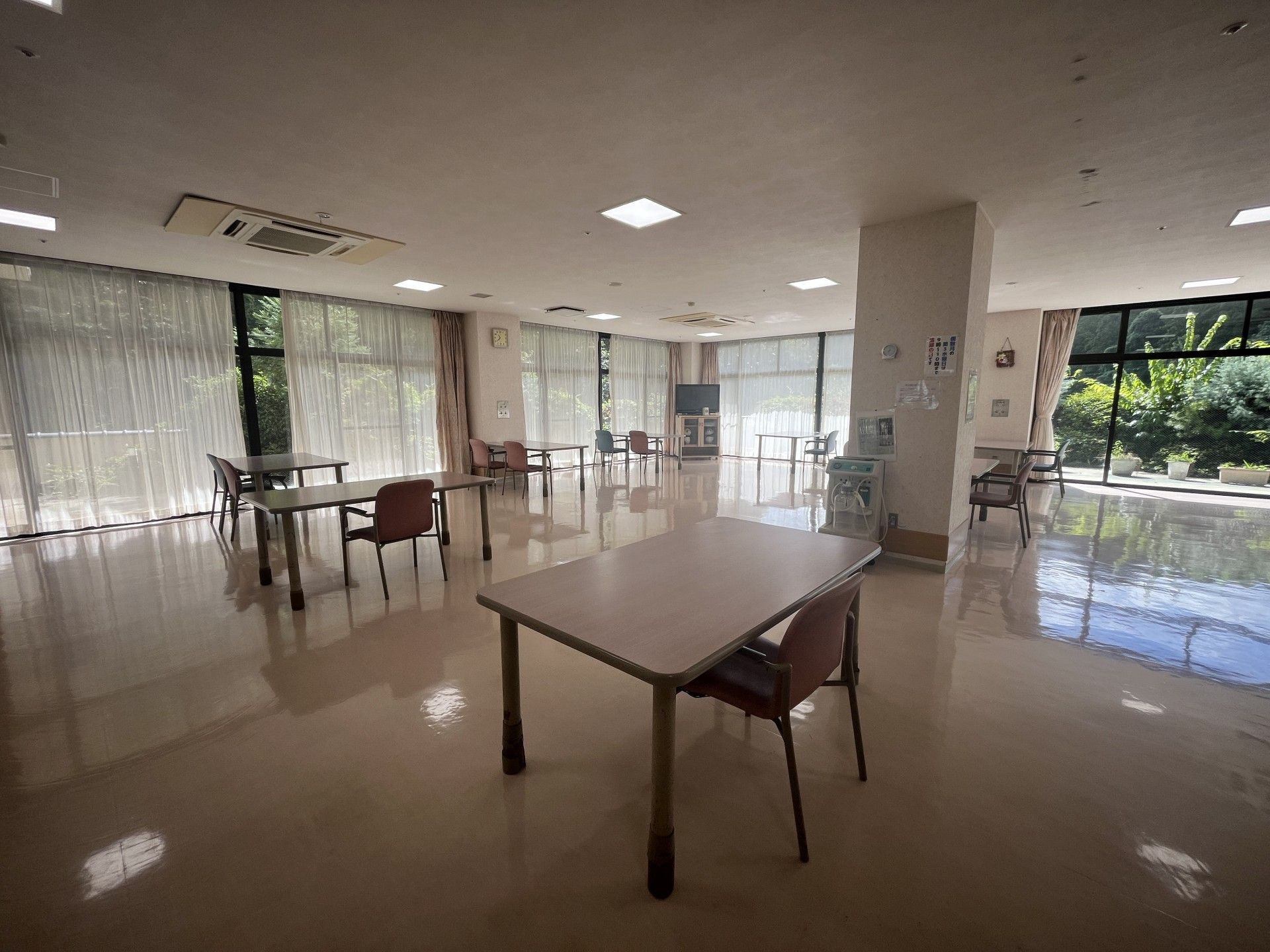広い窓のある明るい部屋