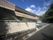 緑に囲まれた建物の外観