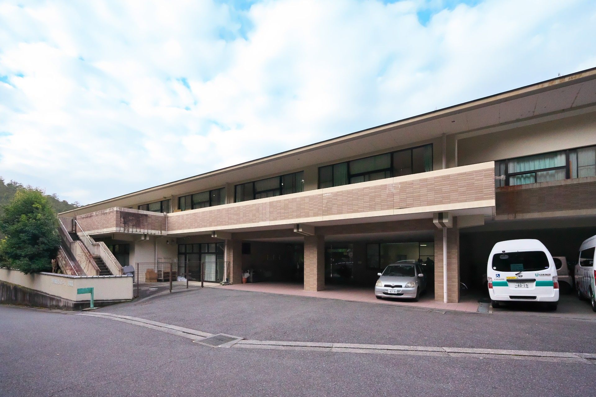 駐車場のある建物外観
