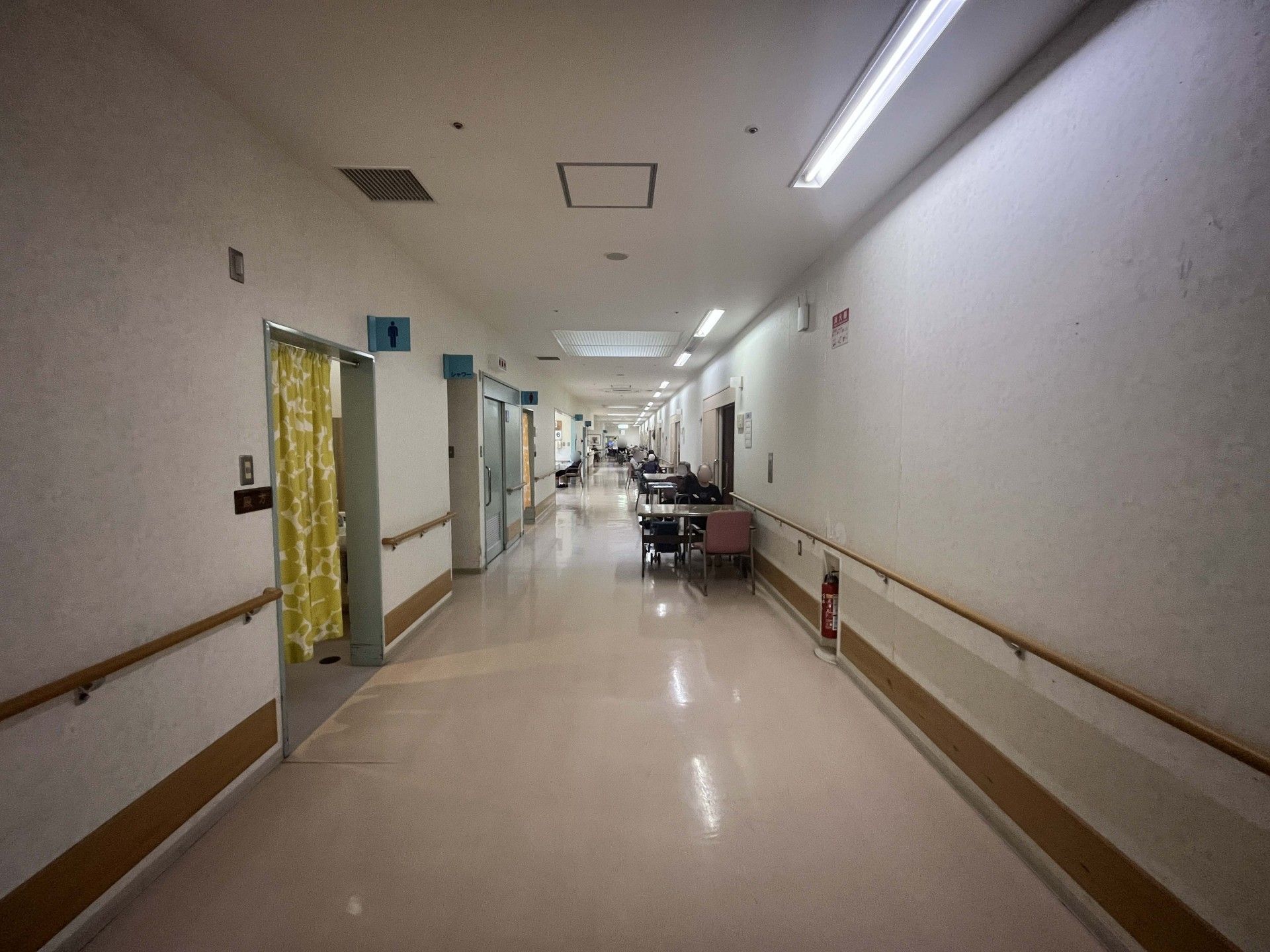 長い廊下と手すり