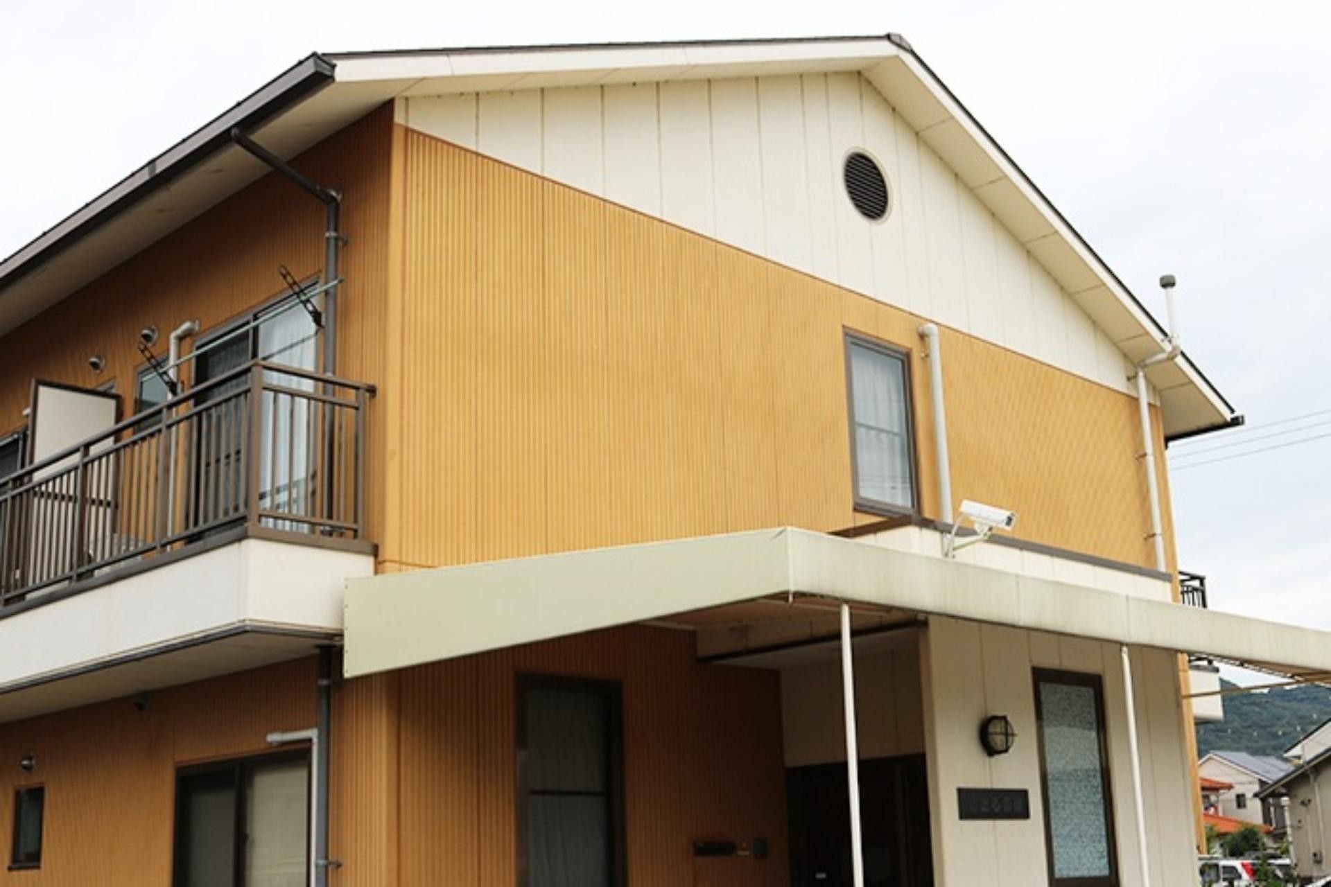 温かみのある外観の建物