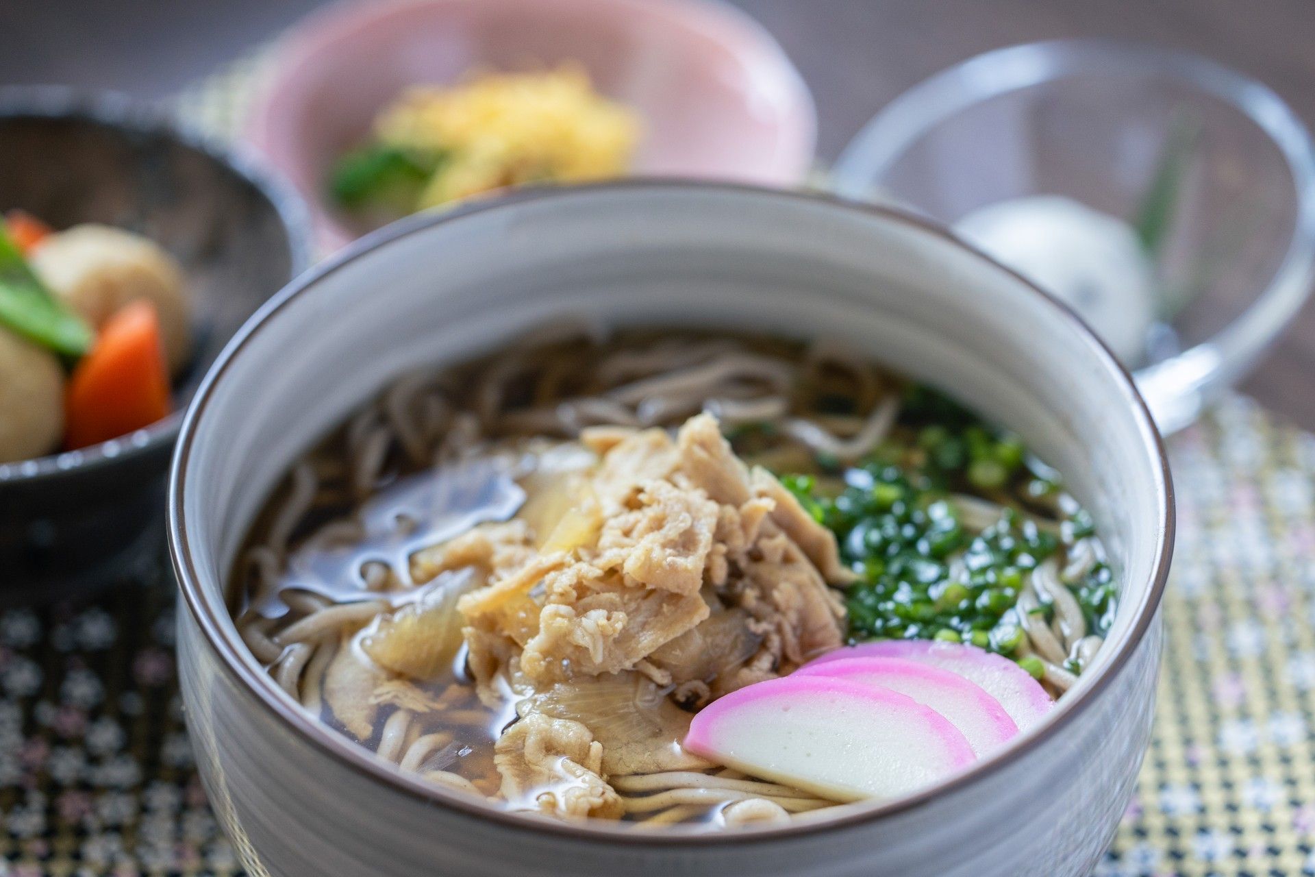 美味しそうなそばの食事
