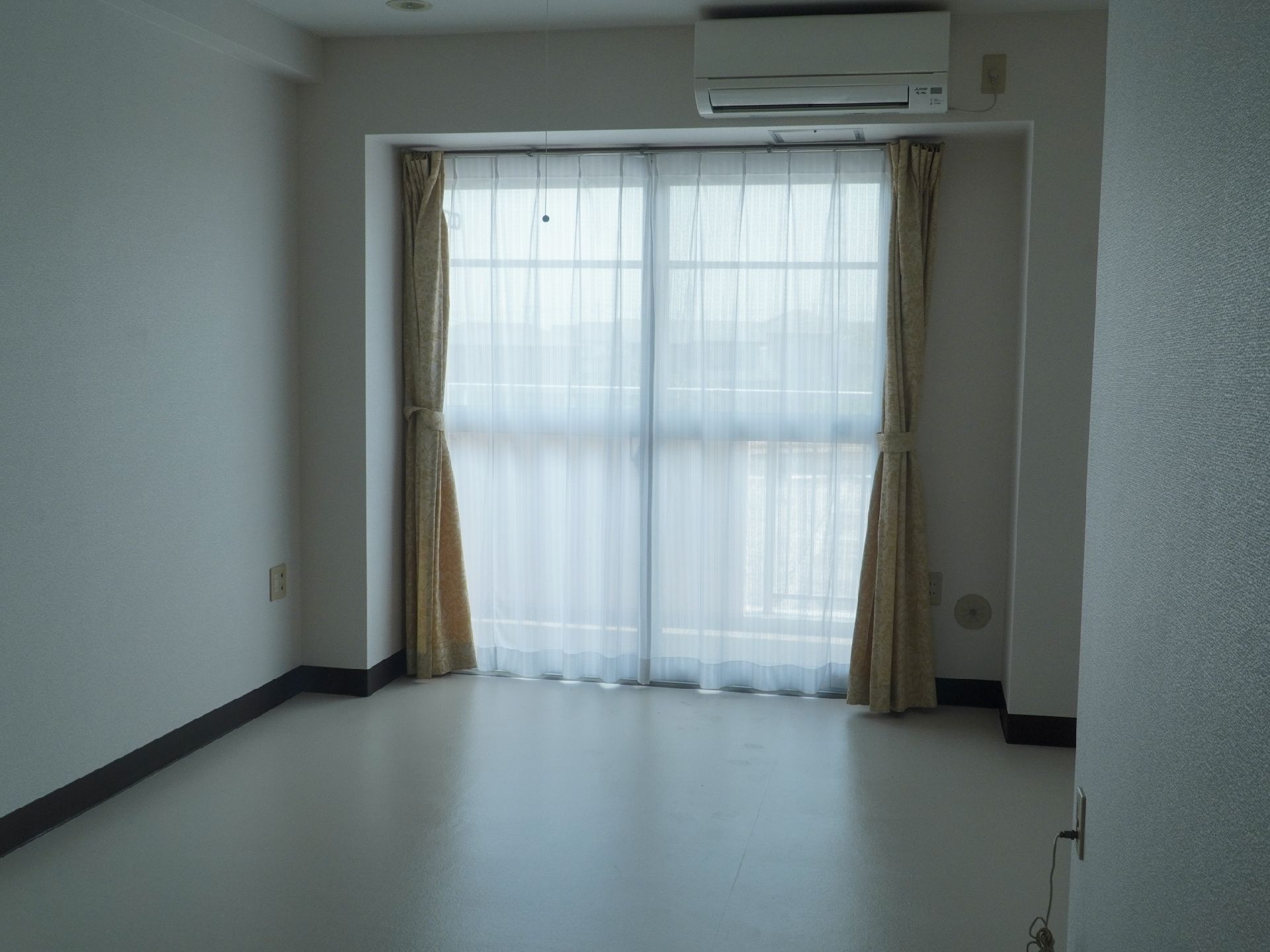 掃き出し窓のある居室