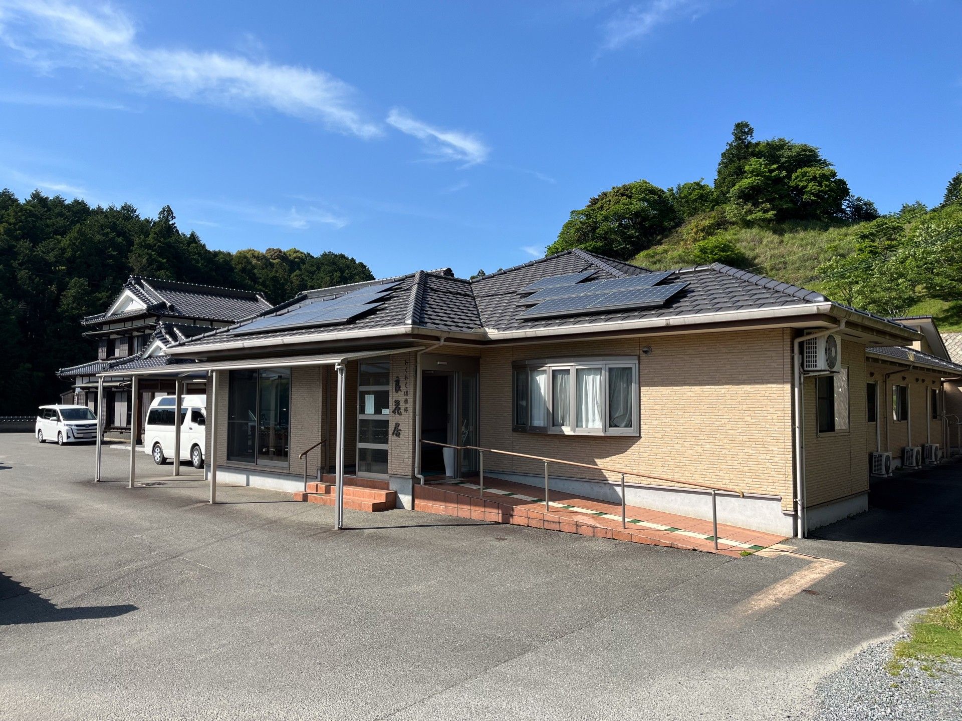 明るく清潔な外観