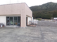 山々に囲まれた施設の屋上景色