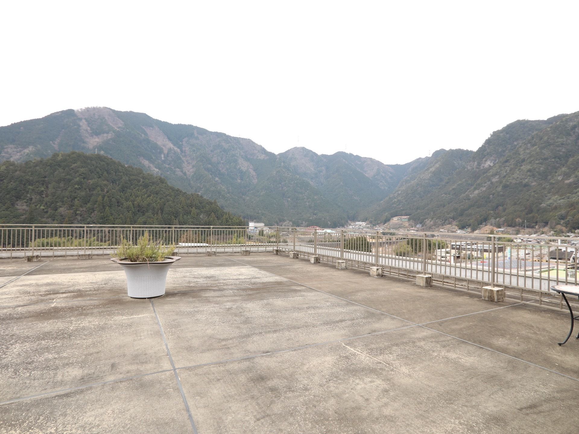 広々とした屋上からは、広大な自然や街並みを見渡すことができる。安全のために高めの柵が設置されている。