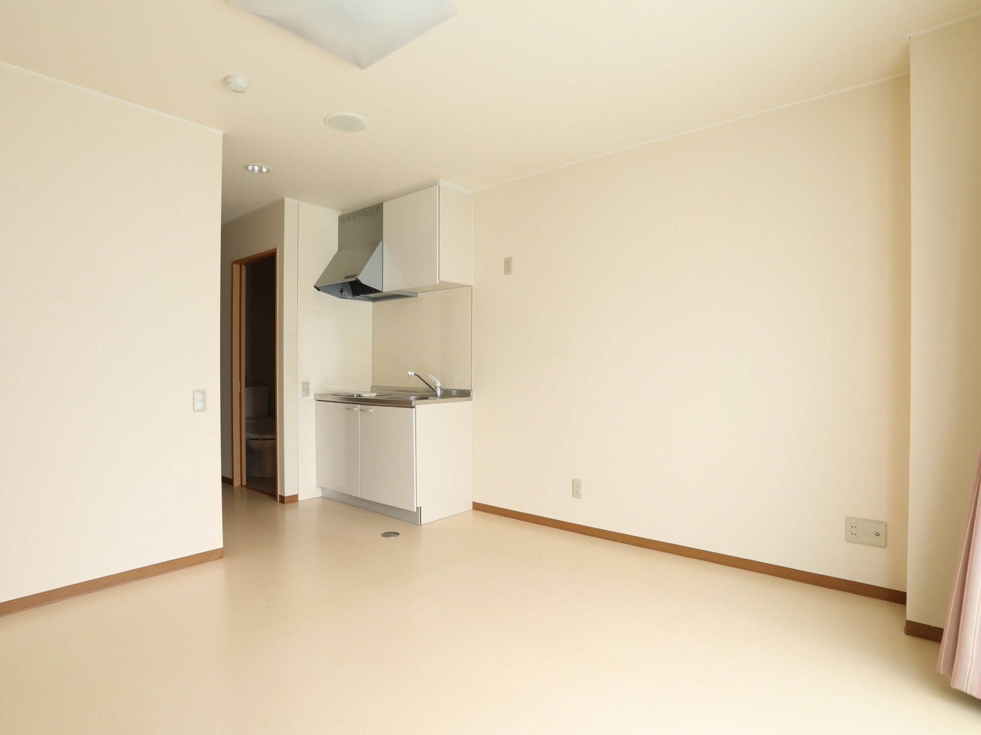 シンプルな居室はフラットな造りとなっている。ミニキッチンが備え付けられているため、簡単な調理をすることが可能。