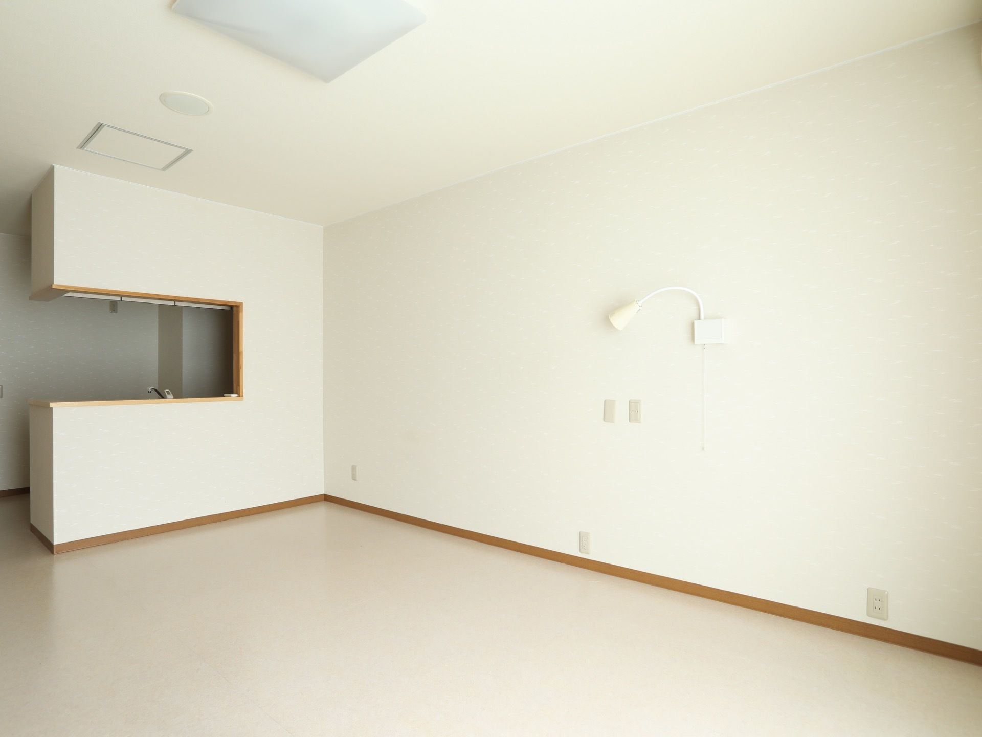 広々とした居室は段差がなく、移動がスムーズに行える造りとなっている。カウンターキッチンが備え付けられている。