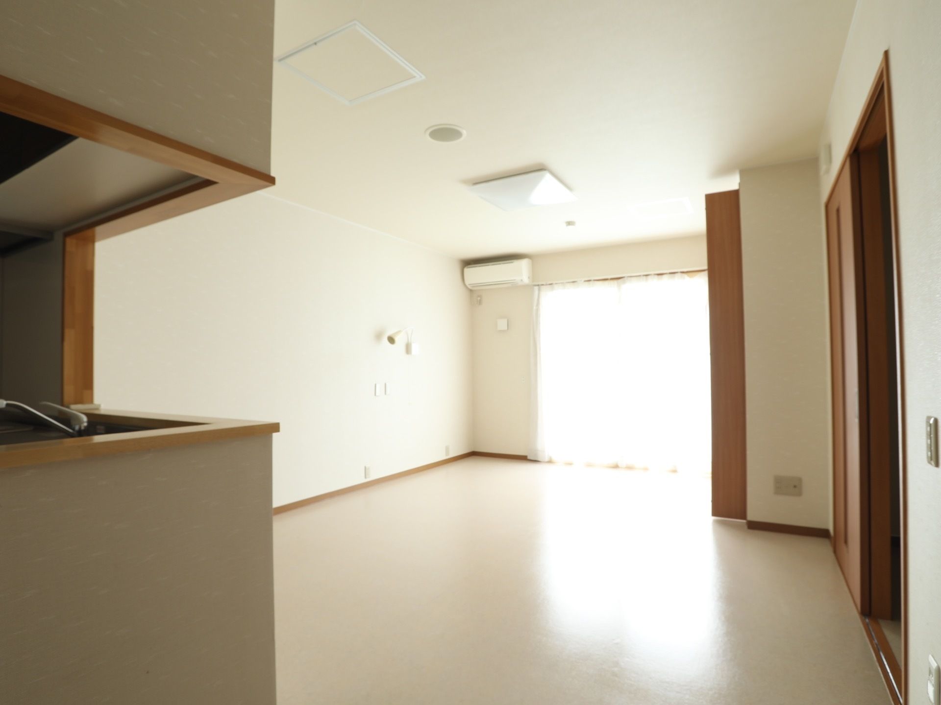 ダイニングは広々としており、大きな窓が備え付けられている。エアコンが設置されており、温度調整も楽に行える。