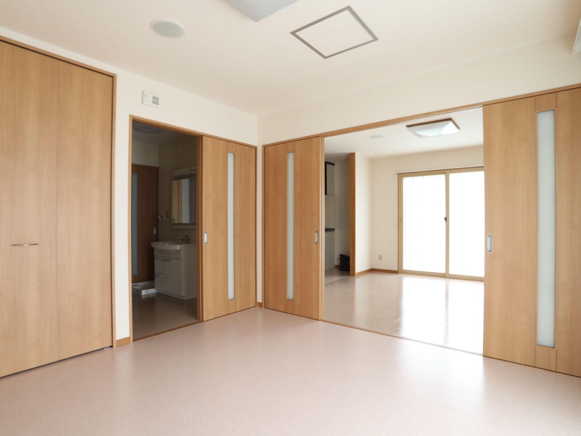 脱衣所や部屋の扉は引き戸になっており、移動をスムーズに行うことができる。窓が大きいため、陽の光がたっぷりと入ってくる。