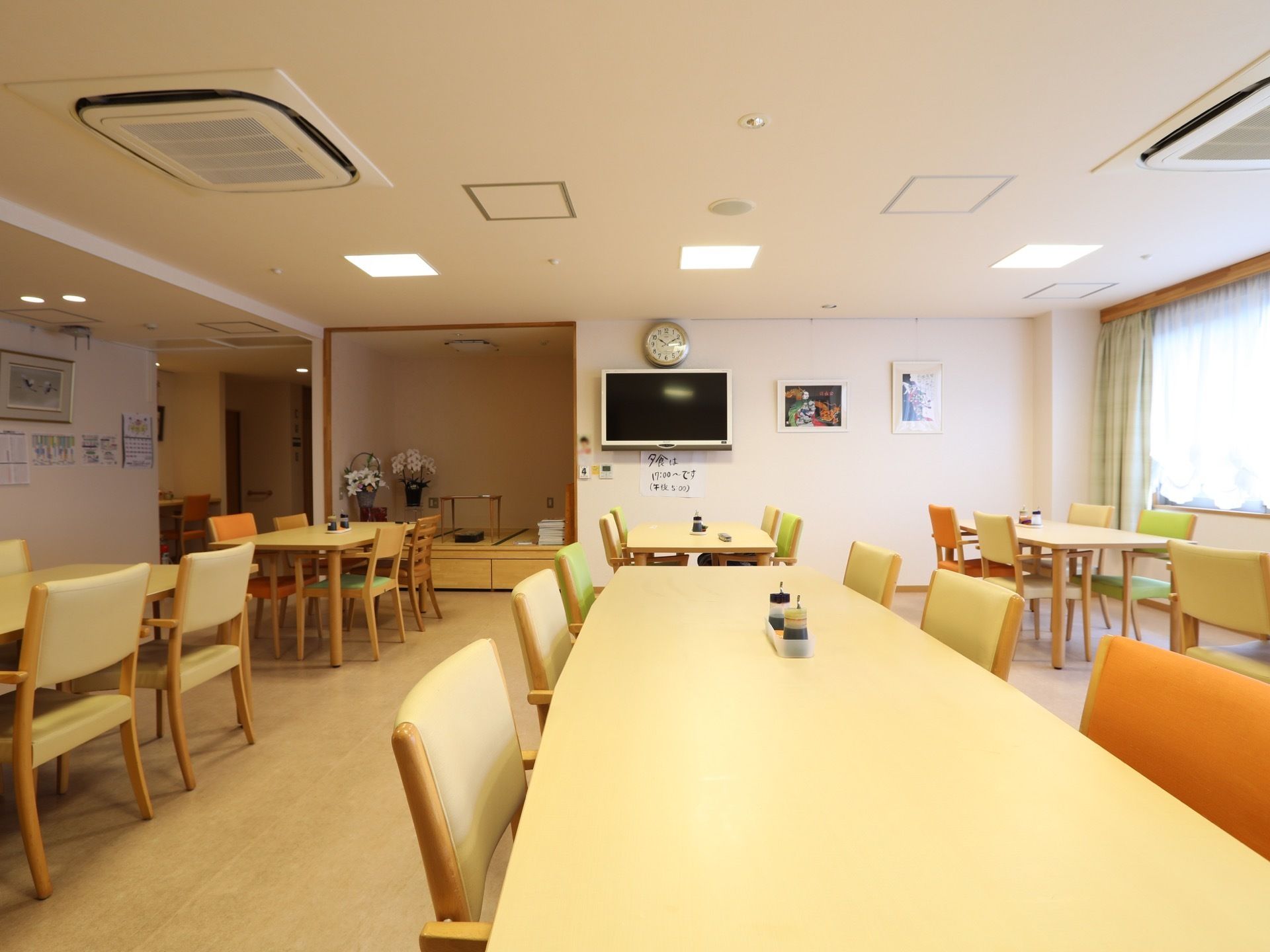 大型のテレビが壁に備え付けられた食堂となっている。食堂の入口付近には、小上がりの和室が用意されている。