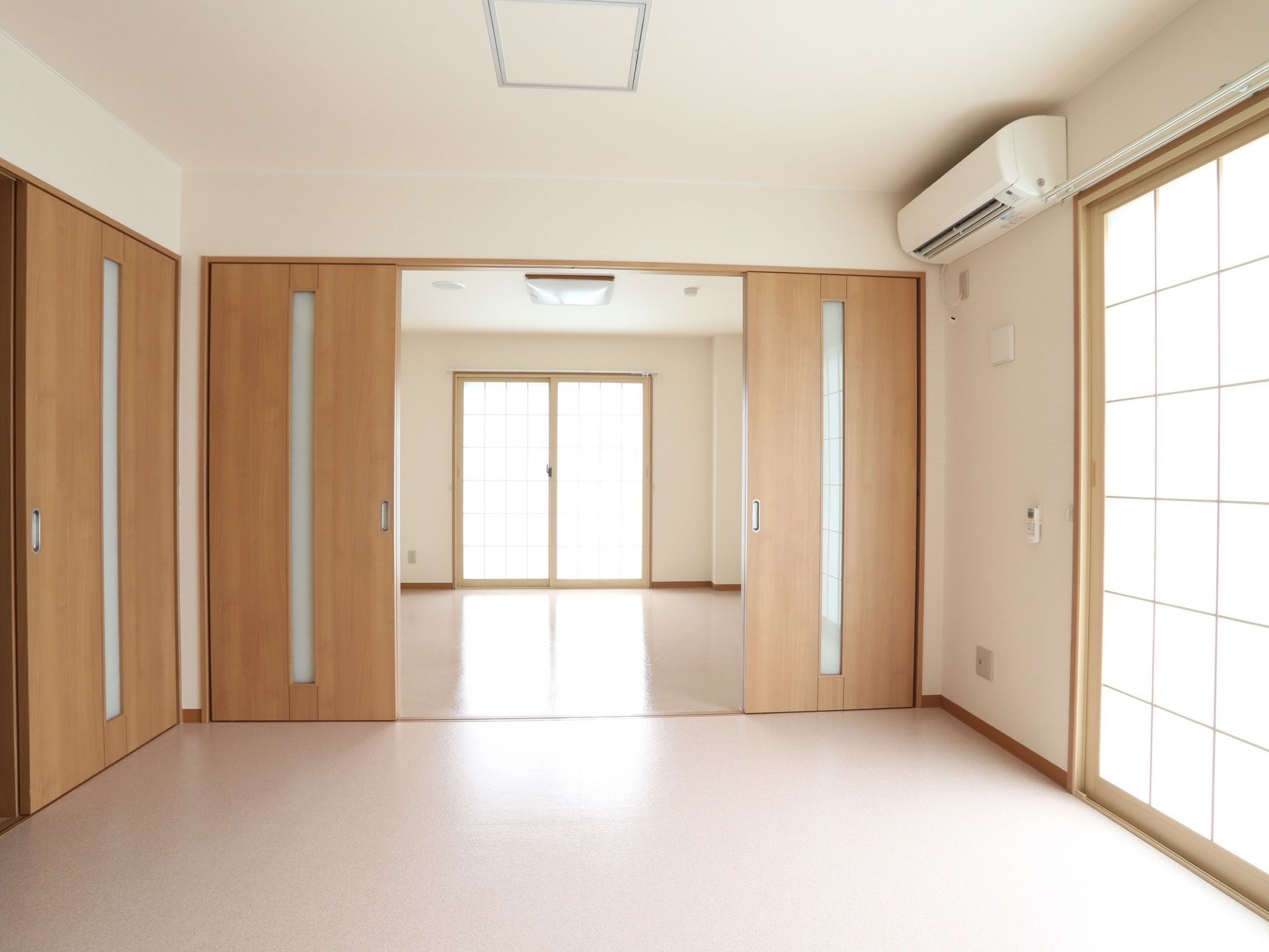 広々として明るい居室である。移動のしやすさに配慮され、段差のない平らな床になっている。ドアはスライド式である。