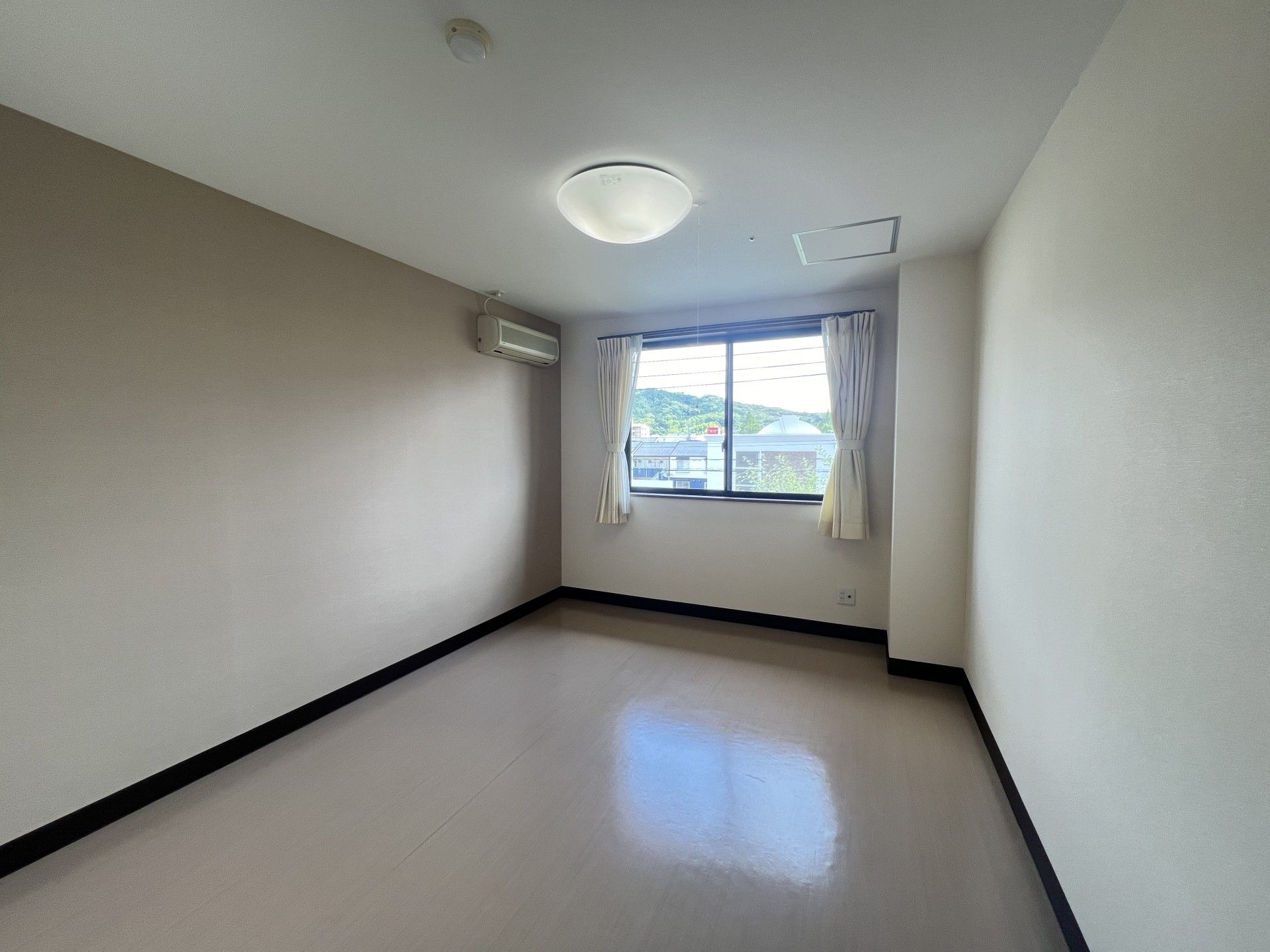 明るい個室の一角