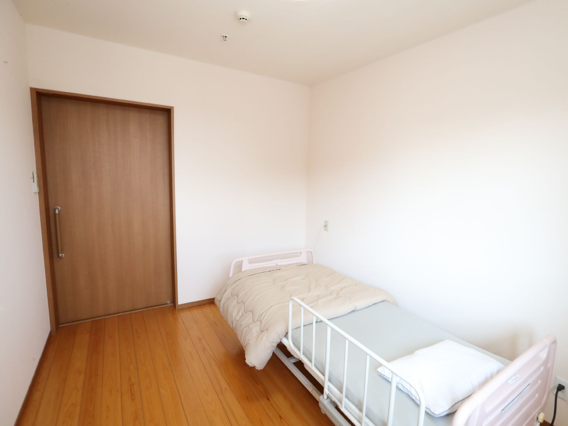 介護ベッドが設置された居室