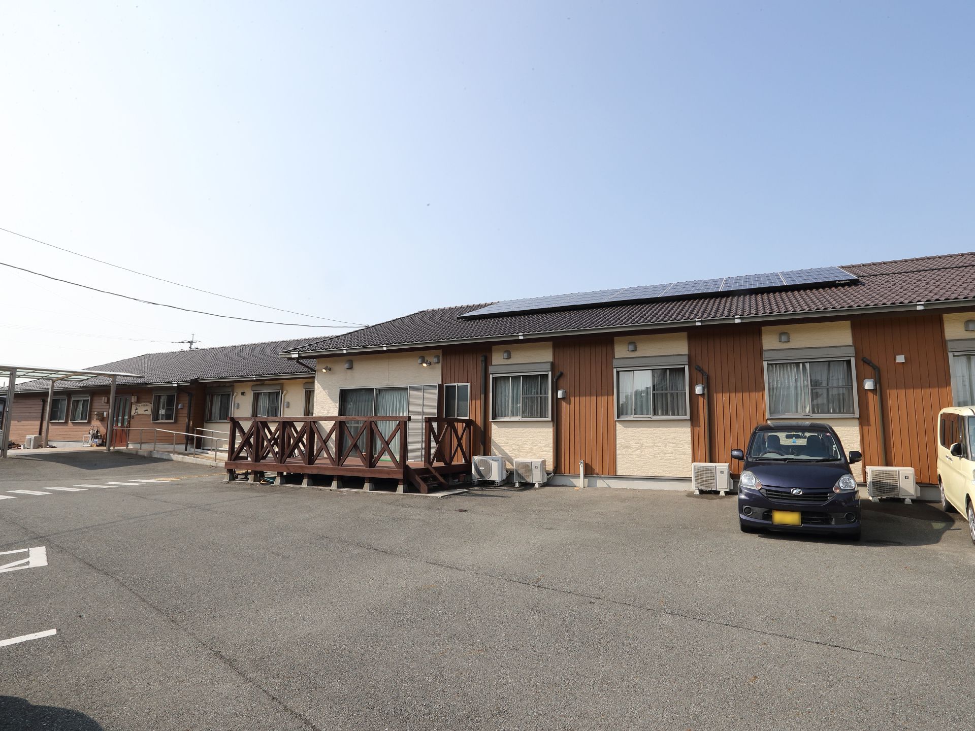 近隣に道路が設置されているので遠方から通いやすい介護施設の外観