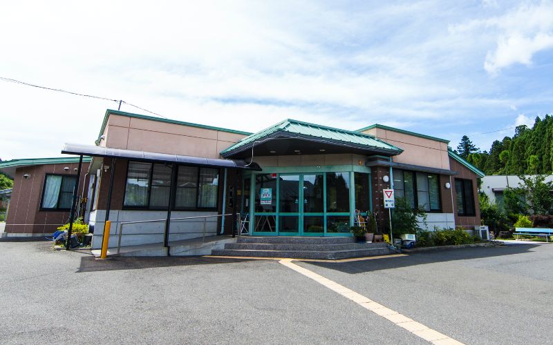 ゆったりとした入口の建物